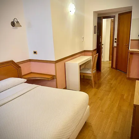 Green Hotel 2* רומא